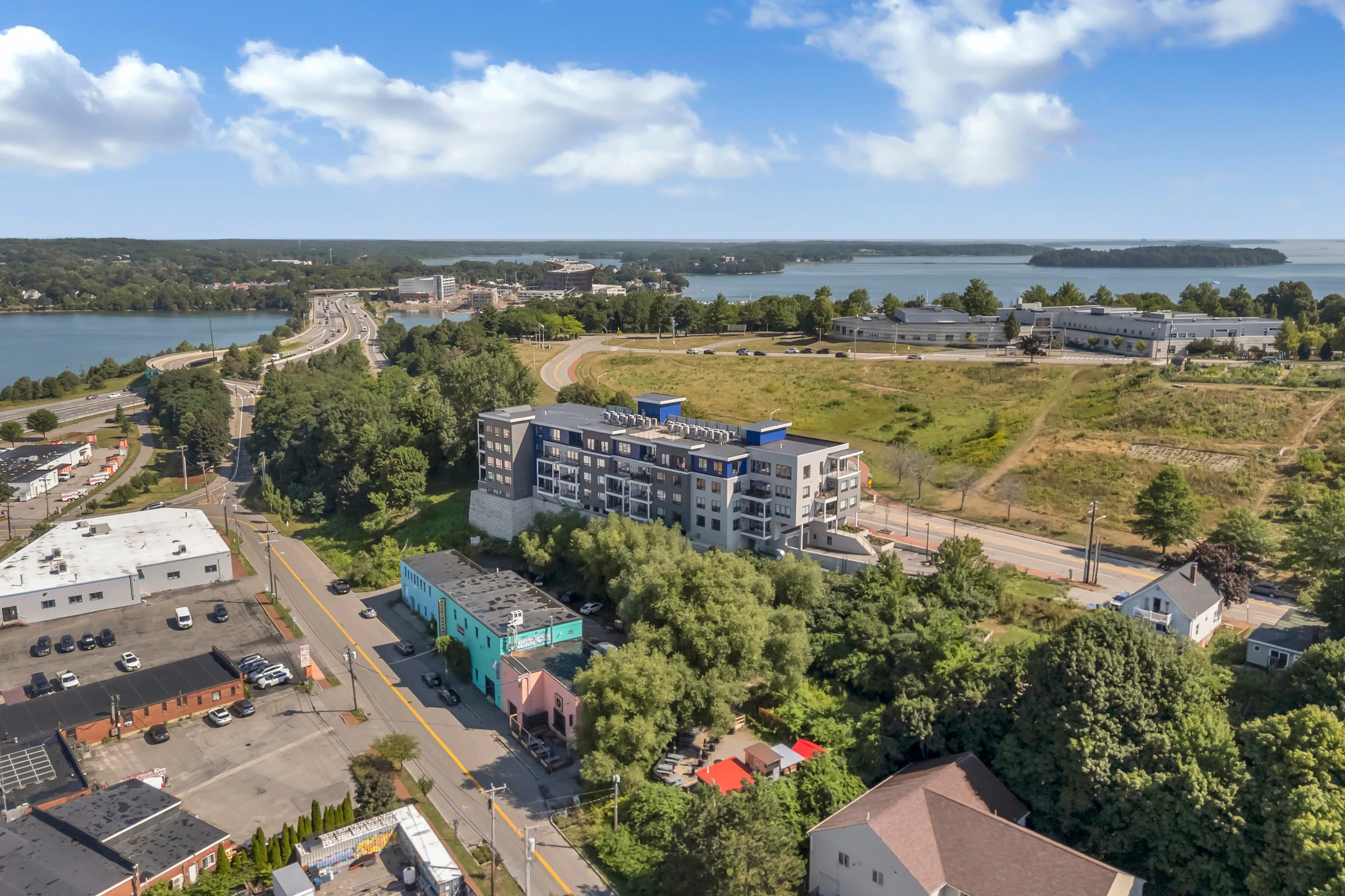 Building profile of 218 Washington Avenue with surrounding landscape